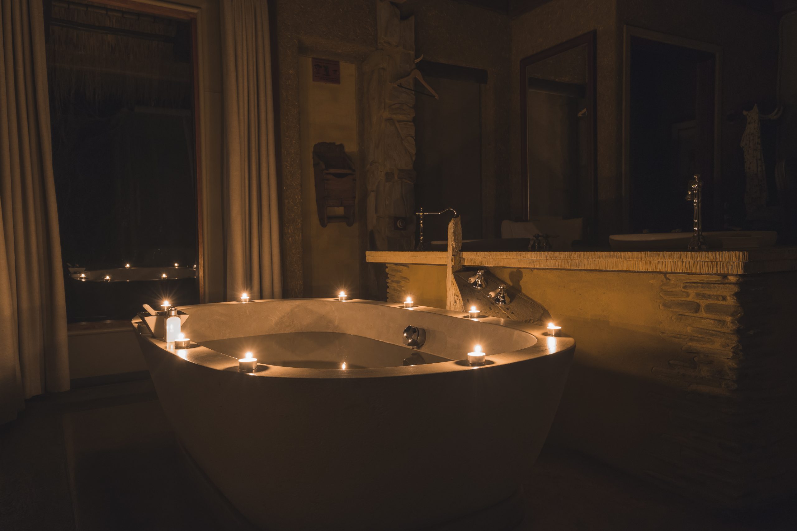 Jabulani Suite Interior - Bathtub by candlelight